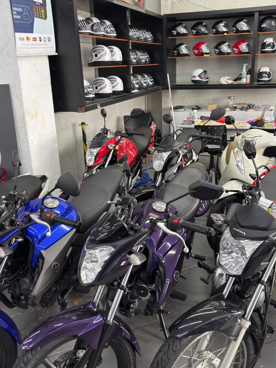 Motos em manutenção